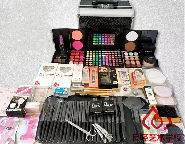北京良径化妆造型学校 赠送纹绣产品
