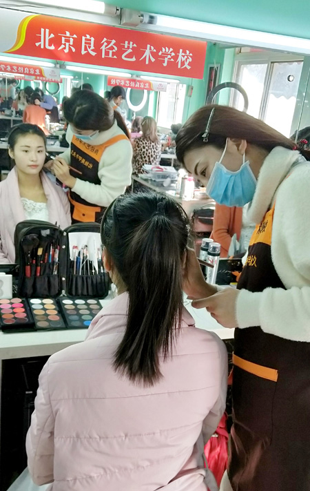 哪个北京化妆培训班提供就业？