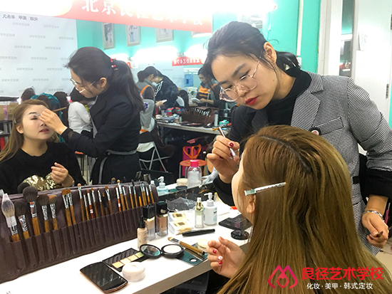 北京良径化妆造型学校 老师教化妆