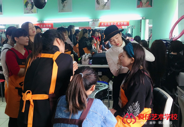 北京良径化妆造型学校 学生上课