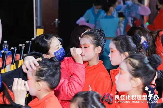 BTV北京良径化妆学校学员化妆实习 学员化妆1