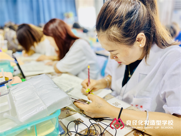 2022年女生学什么技术好什么专业好就业 纹绣班学员课堂练习