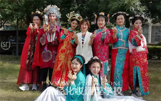 全国专业的学化妆学校排名 北京良径化妆学校学员妆后合影