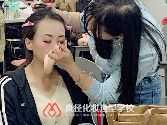 化妆学校包就业真的吗 北京化妆学校练妆课堂