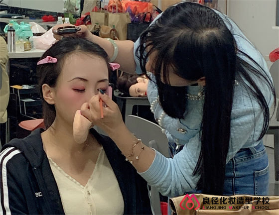 北京化妆学校分享 如何选择适合自己的修容粉