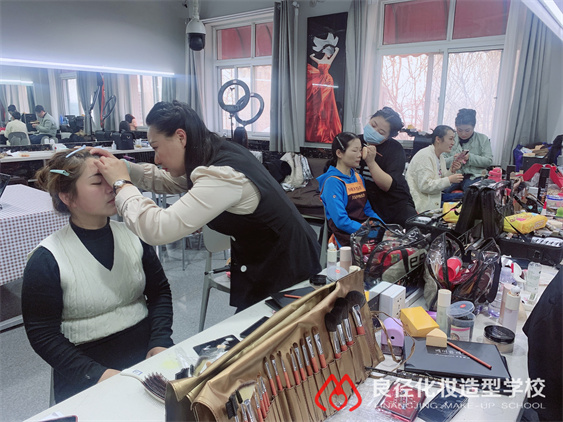 北京化妆学校学化妆多久，自己就可以独立挣钱呢？