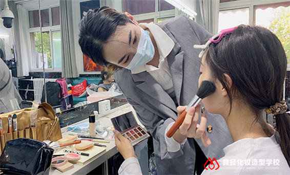 北京化妆美甲学校贵的课程，究竟好在哪里了？