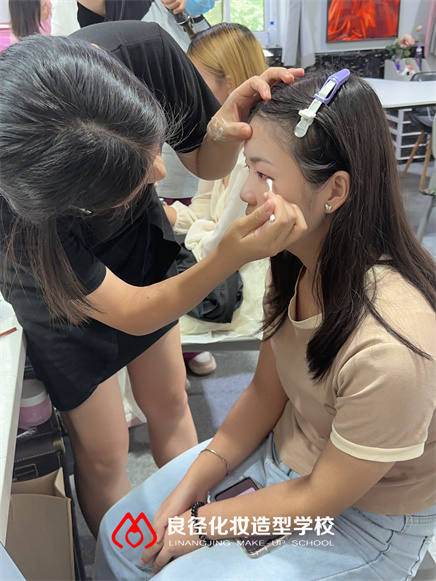 学化妆技术需要多少钱北京化妆培训学校哪家好 