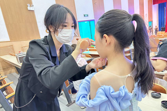 北京良径化妆培训学员外出化妆实习